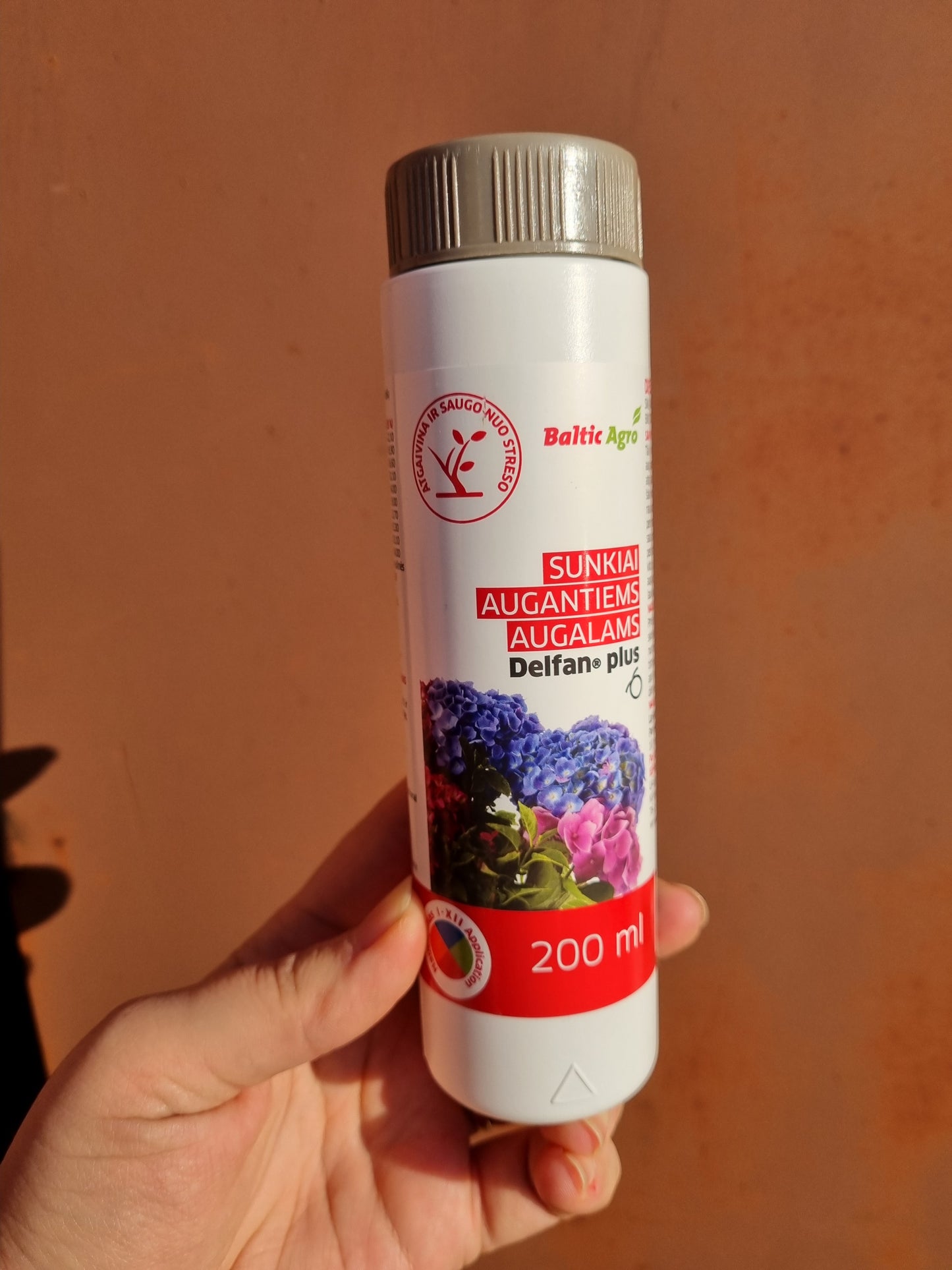 Delfan, sunkiai augančių augalų stimuliatorius